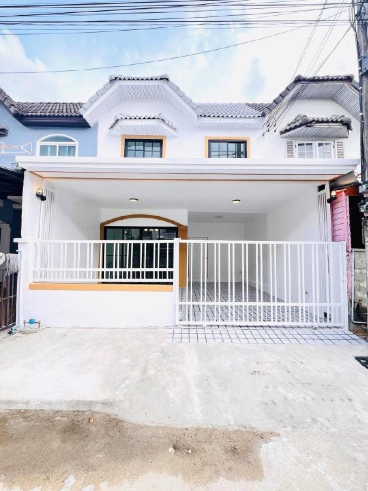 For SaleTownhouseNonthaburi, Bang Yai, Bangbuathong : For sale: Townhouse in Manrada Village 2, Sai Noi, Bang Bua Thong, beautifully decorated, ready to move in, free furniture