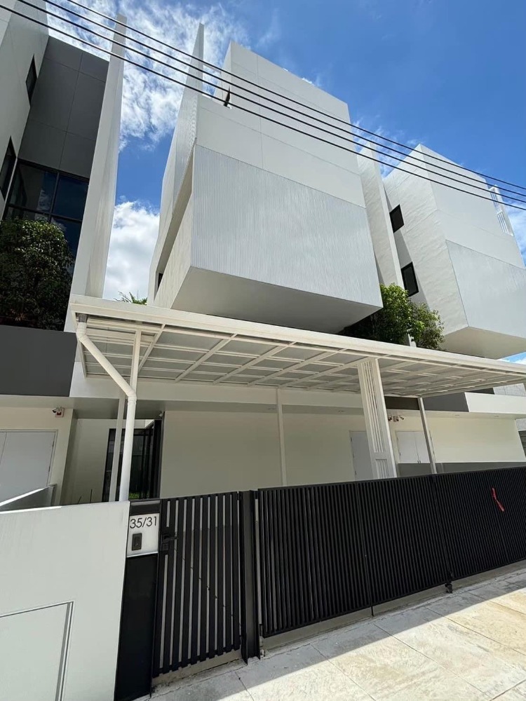 For SaleHouseVipawadee, Don Mueang, Lak Si : ❖ Pet Friendly ❖ 3.5 Story Semi-Detached House | 38.20 sq.w. 270.00 sq.m. | 3 Bedrooms, 3 Parking | near Don Mueang Airport 3 mins, B.Care Medical Center Saimai 7 mins, and BTS Yaek Kor Por Or 9 mins