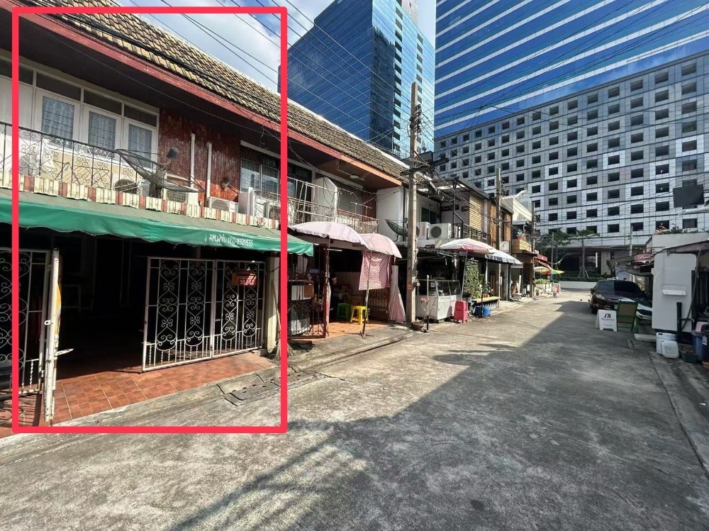 For SaleTownhouseSapankwai,Jatujak : Prime Location, Perfect for Business! 2-Story Townhouse for Sale, 16 sq.w., Opposite Rasa Tower! Only 250 meters from BTS Ha Yaek Lat Phrao Station! Near Train Night Market Ratchada!! Urgent Sale!