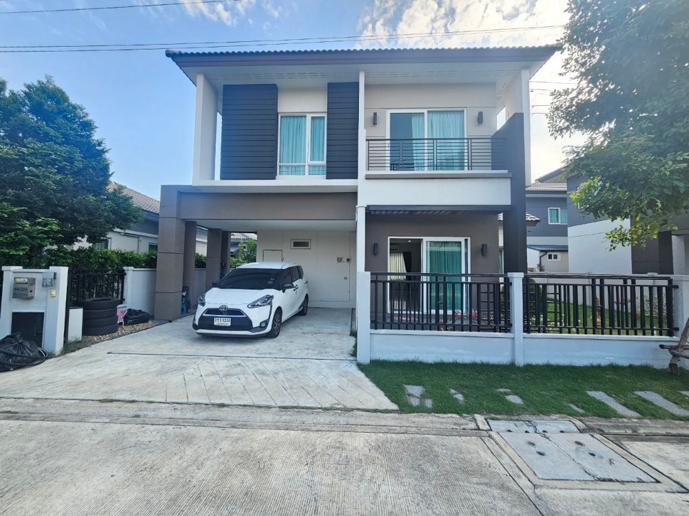 For SaleHousePathum Thani,Rangsit, Thammasat : For sale: 2-storey detached house, Centro Rangsit Village, Khlong 4-Ring Road, area 52.6 sq m, size 173 sq m, 4 bedrooms, 3 bathrooms, price 4.39 million baht.