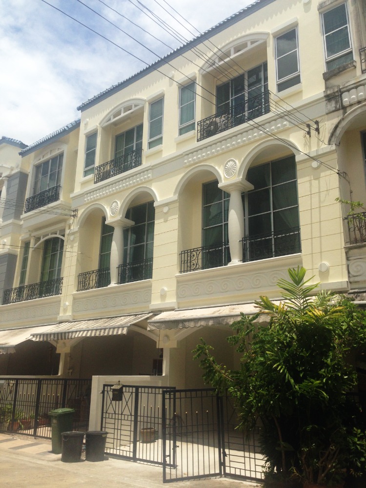 For RentTownhousePattanakan, Srinakarin : 3-storey townhouse, beautifully decorated, for rent in Srinakarin-Pattanakarn area, near Thanya Park, only 850 meters away.