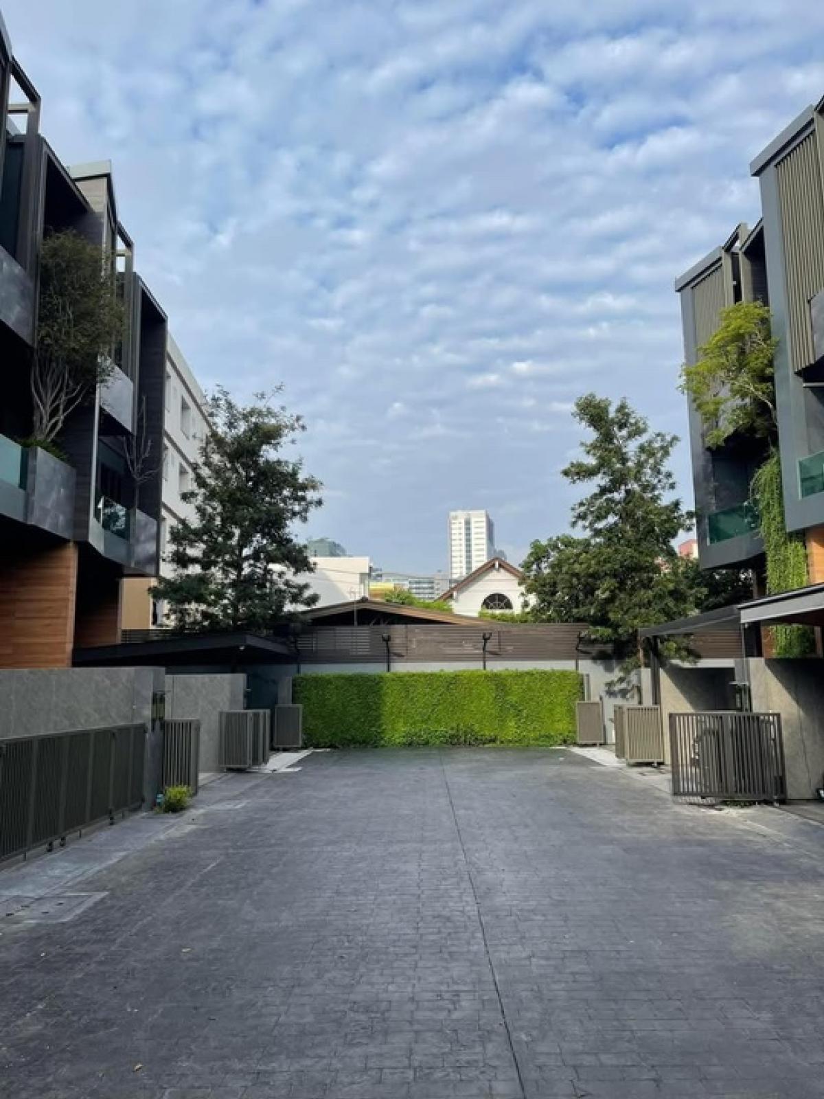 For SaleTownhouseLadprao, Central Ladprao : 📢👇 Luxury 3.5 story townhouse at The Eight Jatujak Ratchada, near Central Ladprao , Jatujak park, easily traveling in many routes