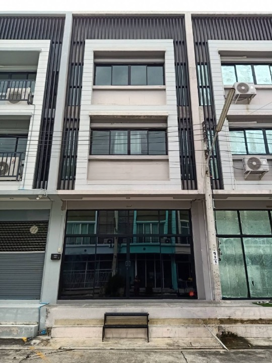 For RentTownhouseRathburana, Suksawat : Townhouse for rent, Pracha Uthit 90 area, near Village Hub, only 1 minute away.