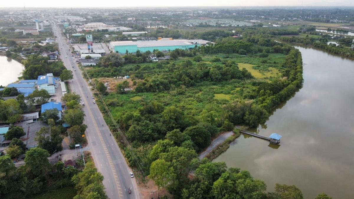 For SaleLandPrachin Buri : Land for sale, 11 rai, 3 ngan, 22 sq m, 300 meters past Robinson Prachinburi, next to Prachin Takham Road, width 160 meters.