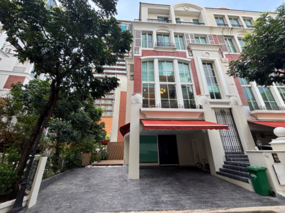 For RentTownhouseSukhumvit, Asoke, Thonglor : *Newly renovated* House for rent, Baan Klangkrung Thonglor, Sukhumvit 55, the largest house in the village, has an elevator, has a maid//////'s room, corner house, near the Thonglor and Ekkamai BTS stations.