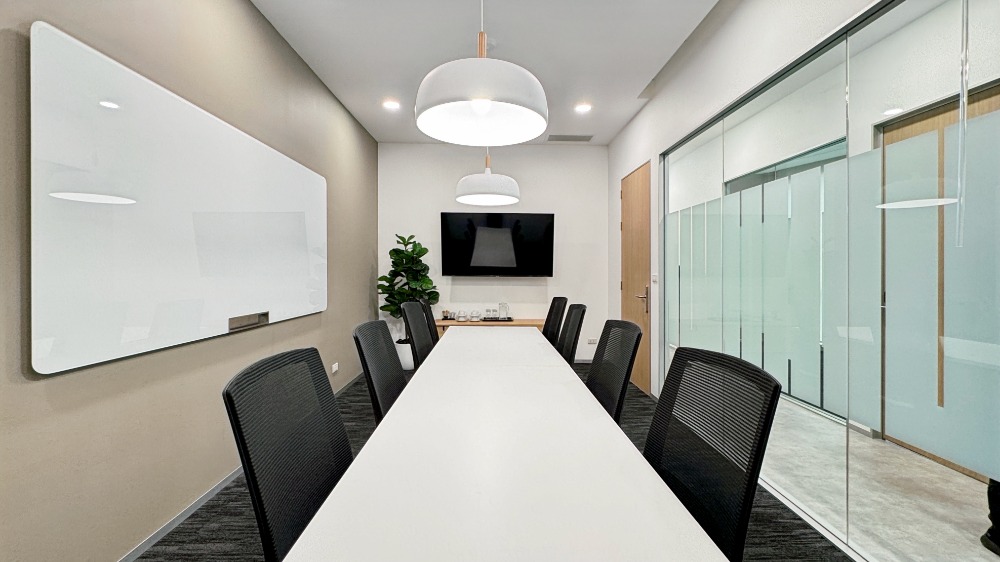 ให้เช่าสำนักงานราชเทวี พญาไท : Move into ready-to-use open plan office space for 10 persons in Regus The Rice Tower