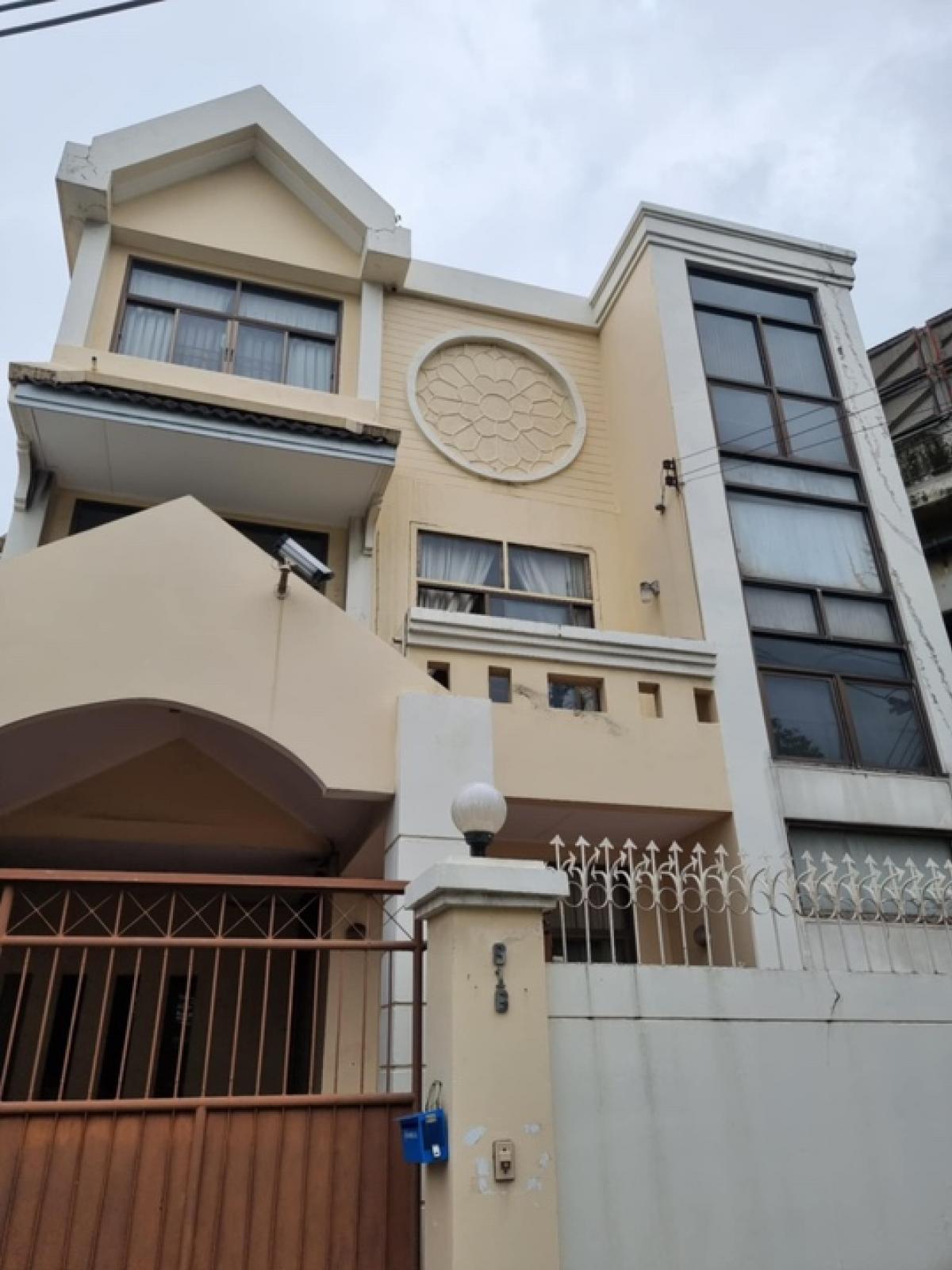 For RentHouseSukhumvit, Asoke, Thonglor : Single house, 38 sq m, 3 floors, usable area 280 sq m, 3 bathrooms (1 bathroom on every floor), 4 bedrooms, 1 living room. -1 kitchen, Sukhumvit Road 50