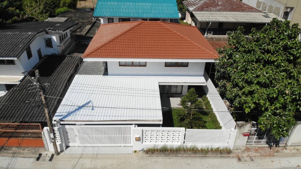 For SaleHouseLadprao101, Happy Land, The Mall Bang Kapi : For sale: 2-storey detached house, white, minimalist style, aluminum window frame, wood pattern, free termite control, premium specs, good location