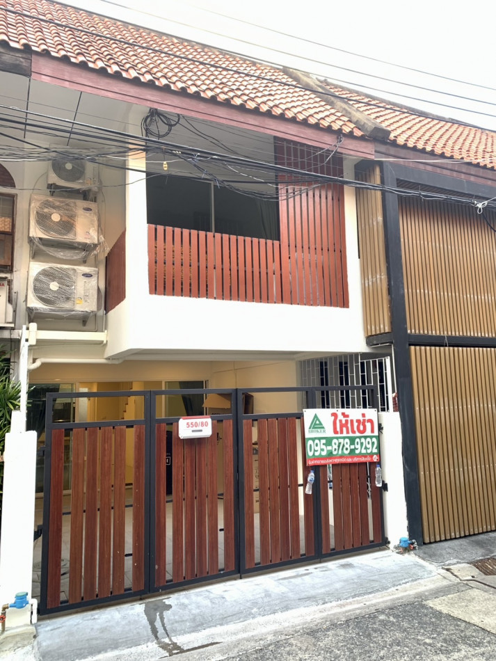 For RentTownhouseRama9, Petchburi, RCA : Townhome for rent, near Central Rama 9, just 5 minutes, Soi Pho Pan, 100 sq m, 14 sq. wa, newly decorated house, 2 bed 2 bath, with parking