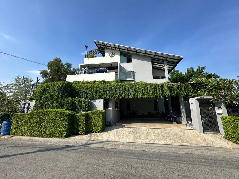 For SaleHousePathum Thani,Rangsit, Thammasat : For sale: 3-storey detached house, modern style, designed to make every part usable, Soi Khlong Sam 6/4, near Thai Market, near the entrance/exit point of Kanchanaphisek Road, Khlong Luang, Pathum Thani