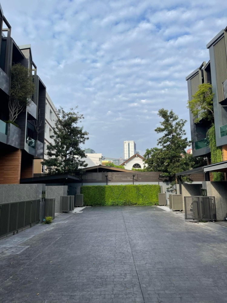 For RentTownhouseSapankwai,Jatujak : For rent and sale, luxury townhome in the heart of the city, Lat Phrao - Chatuchak intersection, suitable for living or making a personal home office.