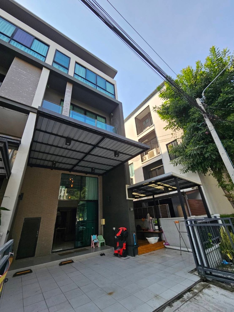 For SaleTownhomeVipawadee, Don Mueang, Lak Si : Urgent sale at a loss! Owner selling himself, Baan Klang Muang Vibhavadi 64, corner house, maids room with separate bathroom added, the best value in the project.