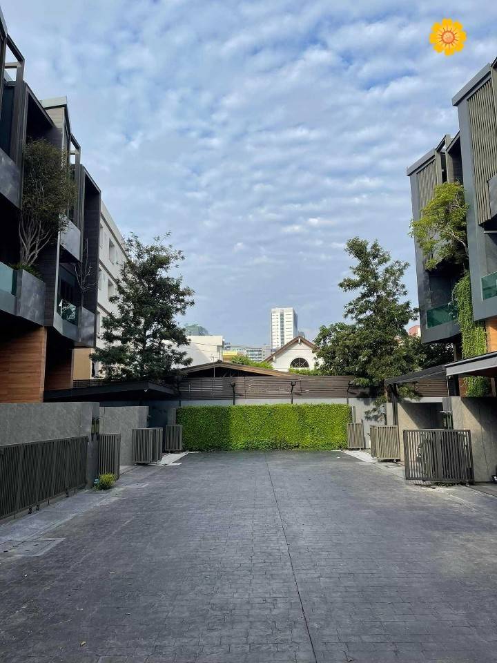 For RentHouseLadprao, Central Ladprao : For sale/rent, Ladprao Soi 1 house #Luxury townhouse, 3.5 floors, The Eight (Chatuchak-Ratchada), modern style, Privacy Residence (new house), 3 bedrooms, 4 bathrooms, rental price 130,000 baht/month, selling price 23.5 million baht.