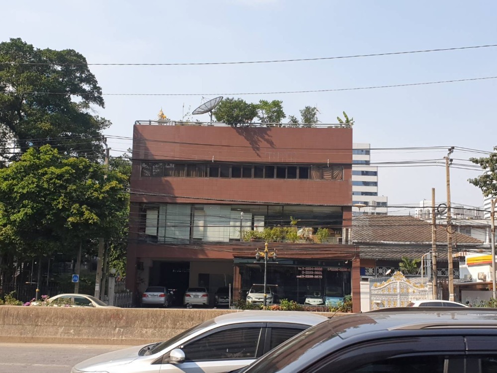 For SaleLandSilom, Saladaeng, Bangrak : Land for sale on Sathon Nuea Road, 78.4 sq.w. with buildings - 4-storey office, near Chong Nonsi BTS and many amenities