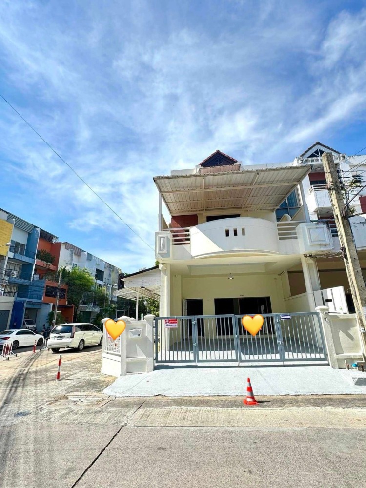 For RentTownhouseYothinpattana,CDC : Townhouse for rent, 3 floors, good location, Ram Intra Expressway, Soi Town in Town 4, Sri Wara Road, good location, right on the corner 💖 Parking for 4 cars 💖 Near The Scene Town in Town, near Bodindecha 💖 Suitable for home office or residence ✅✅Rent 35,