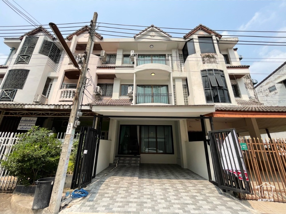 For SaleHouseKaset Nawamin,Ladplakao : 3 -story townhouse, level (4 bedrooms, 3 water), renovated with furniture + electrical appliances  ** Nuanchan Village ** Ram Inthra 40, Intersection 6 --800 meters from BTS Ram Inthra Km 6-