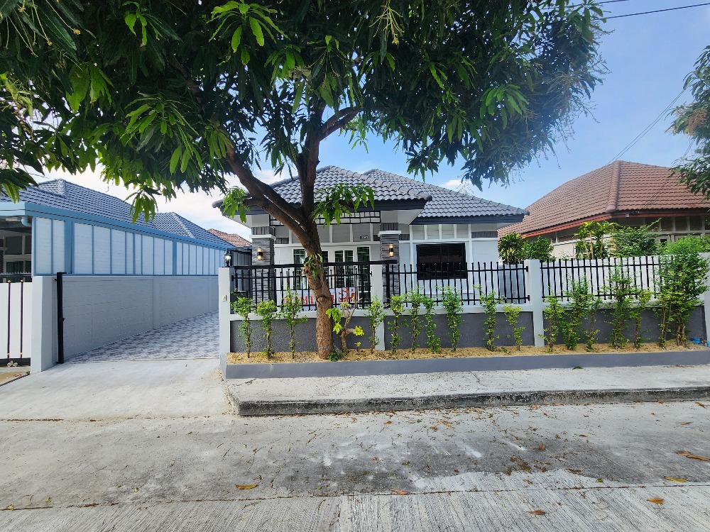 For SaleHouseRama 2, Bang Khun Thian : Single house, Bangkok, Bang Khun Thian, main road of Sinthawi Tha Kham village, renovated, front of house on main road 8 meters