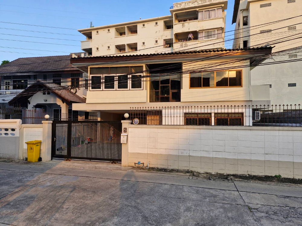 For RentHouseRatchadapisek, Huaikwang, Suttisan : Single house for rent, very good location, urgent!!! Single house 63 sq m./usable area 250 sq m./2 large bedrooms/4 bathrooms/4 parking spaces/55,000 baht per month