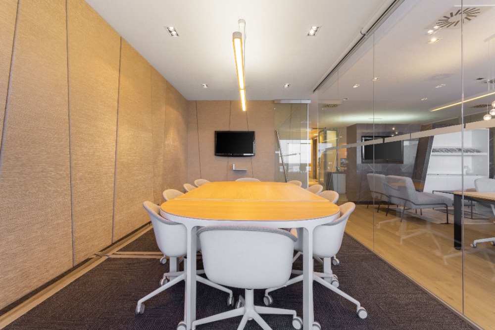 For RentOfficeSathorn, Narathiwat : Move into ready-to-use open plan office space for 10 persons in Regus Supalai Icon