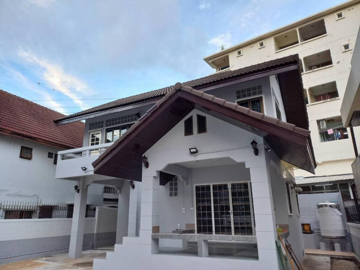 For RentHouseRatchadapisek, Huaikwang, Suttisan : Single house for rent, very good location, urgent!!! Walk from MRT. Single house 63 sq m. / usable area 250 sq m. / 2 large bedrooms / 4 bathrooms / 4 parking spaces / 55,000 baht per month