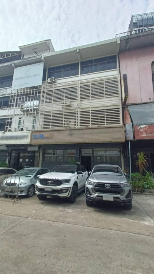 For SaleShophouseSapankwai,Jatujak : For sale: Commercial building, BTS Skytrain location, 4 floors high, area 35 sq m, usable area 480 sq m, parking for 3 cars.