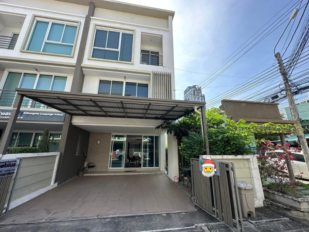 For RentTownhouseLadprao, Central Ladprao : #For rent 3-storey home office, first LPN project, Lat Phrao Soi 21, 3 bedrooms, 4 bathrooms, alley near 2 electric train lines, MRT Lat Phrao and Yellow Line, Lumpini Town project, travel only 5 minutes to MRT.