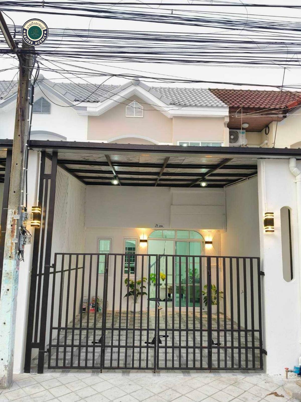 For SaleTownhouseMin Buri, Romklao : 2-storey townhouse, Poonsinthanee Village 3, Soi Kaset Romklao 64, Big C, Kasem Bundit University, Ruamrudee International School, Big C Kaset Romklao, Lotus, Orange Line MRT, Thai Watsadu