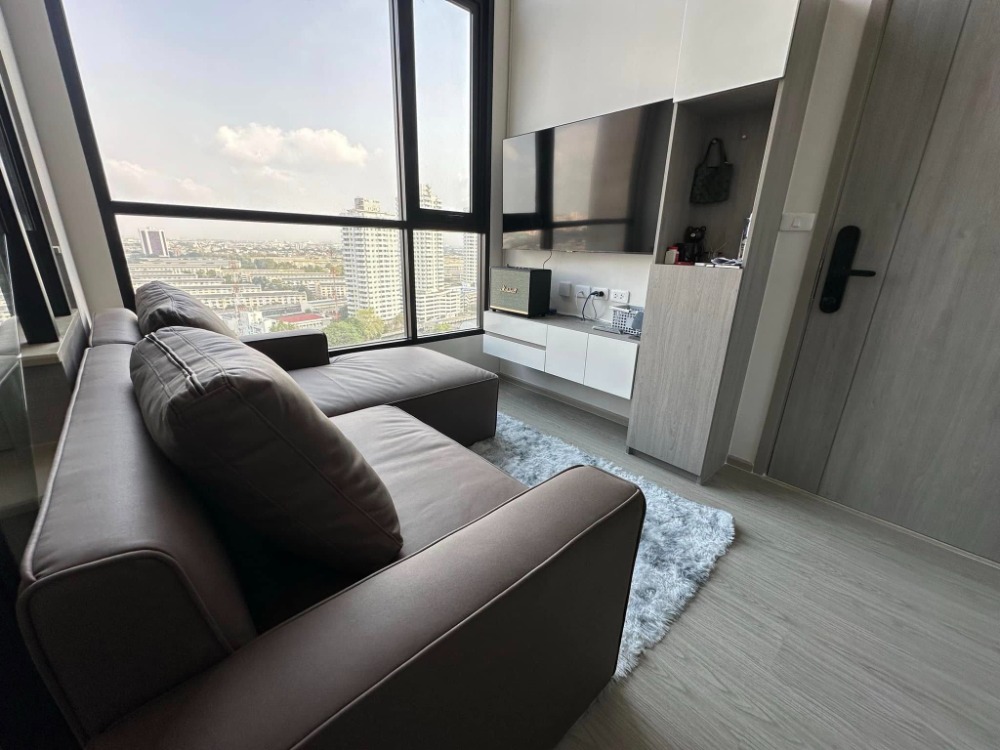 For RentCondoSeri Thai, Ramkhamhaeng Nida : 🎊🍀FOR RENT>> Origin Plug & Play Ramkhamhaeng Triple Station>> Convenient transportation, near 3 BTS lines, Duplex room size 33 sq m., 12a floor, corner room, fully furnished with electrical appliances #LV-MO1039