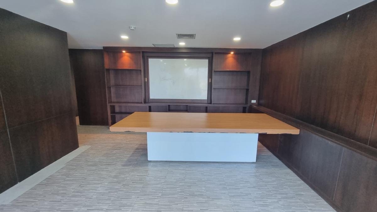 For RentOfficeSukhumvit, Asoke, Thonglor : Phrom Phong for rent, good office location, opening an educational clinic service in the area of ​​82.96 square meters.