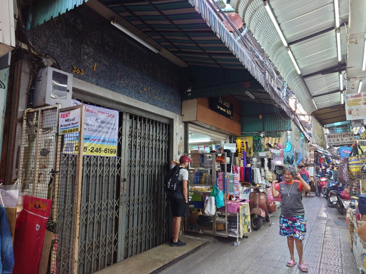 For RentShop HouseYaowarat, Banglamphu : Large commercial building for rent with passenger lift in Sampeng, size 4.5-5.5 floors and 2 rooftop units, back to back, land size 48 sq wah 4 meters x 46 meters, about 900-1,000 square meters, passenger lift, suitable for residential business.