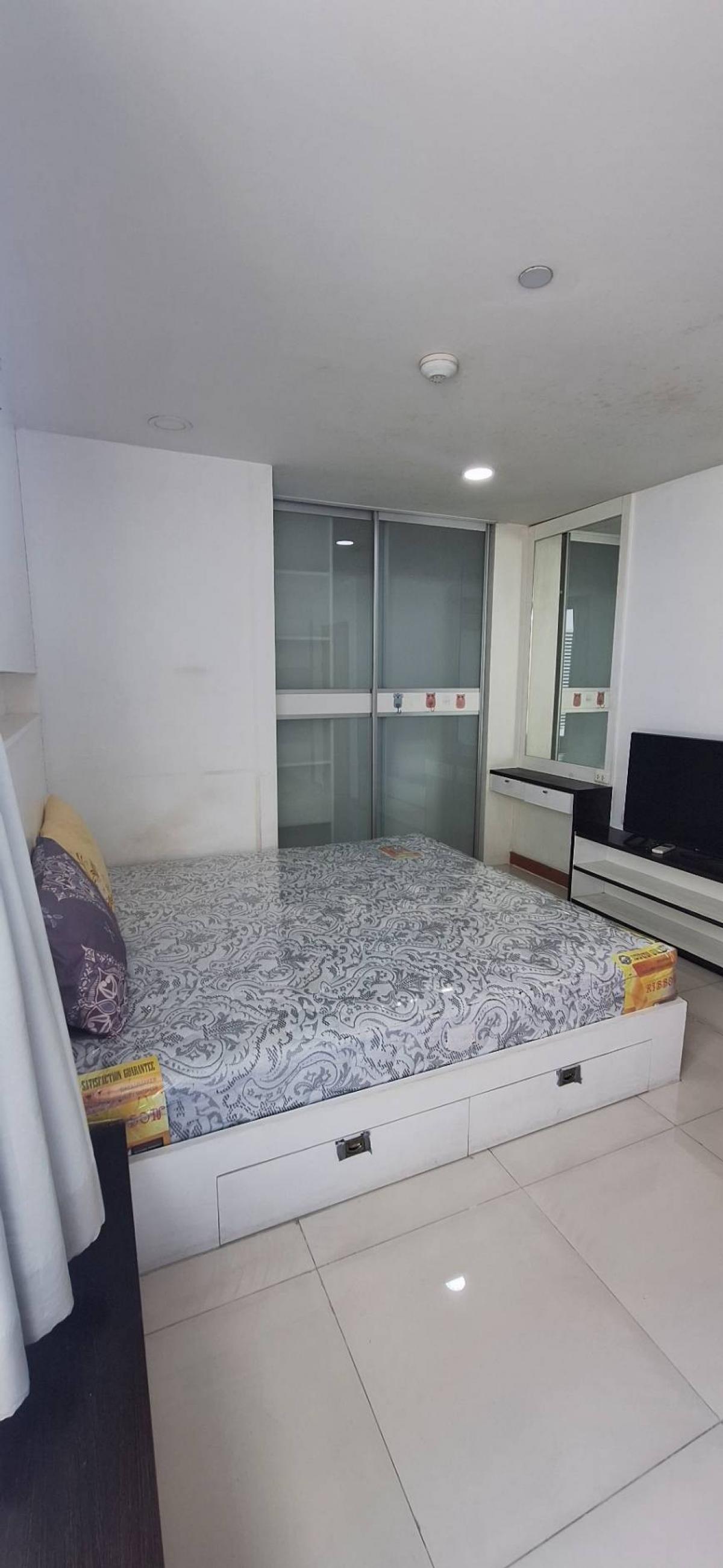 For SaleCondoSathorn, Narathiwat : Condo in good condition, owner lives there, convenient transportation, near Taksin Station