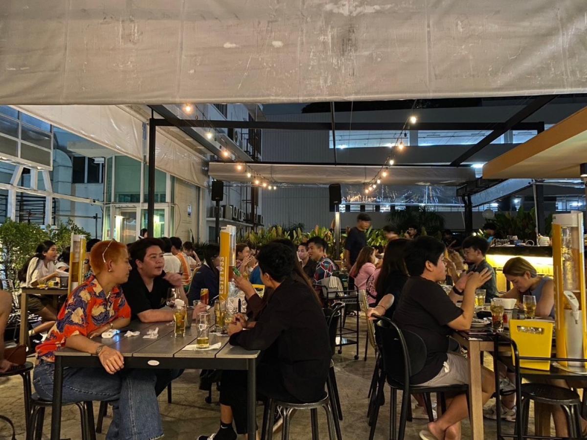 For LeaseholdRetailSilom, Saladaeng, Bangrak : For rent: Rooftop Dine and Bar, good price, prime location, can be opened immediately, has a bar and kitchen with all equipment.