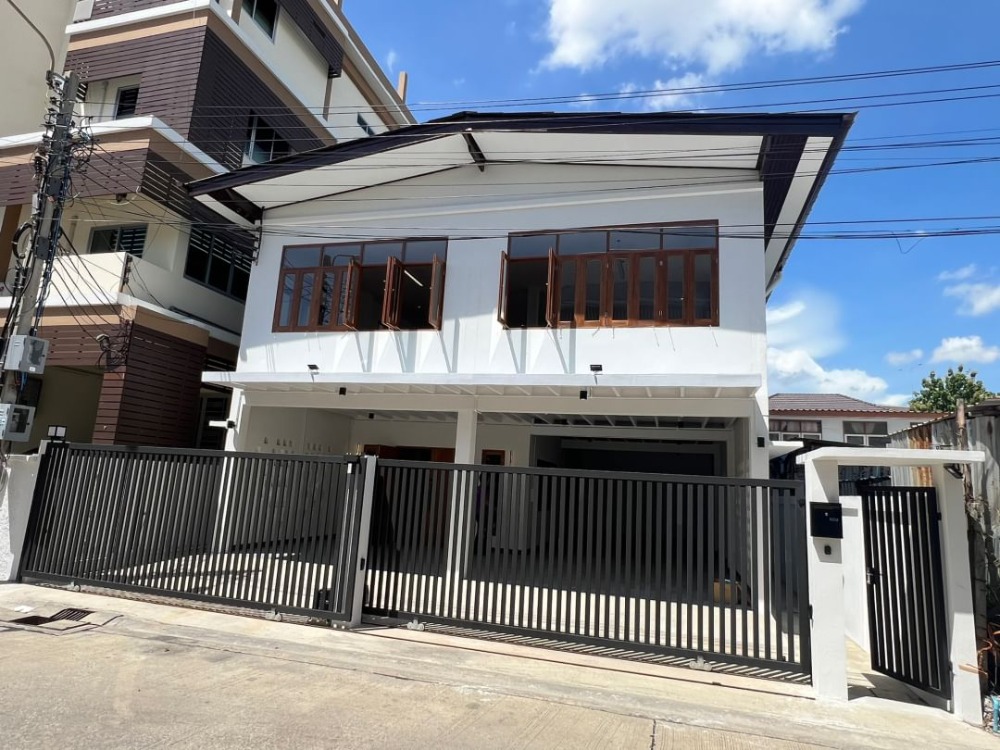 For SaleHouseOnnut, Udomsuk : Single house for sale, Soi Sukhumvit 62, beautifully renovated, convenient transportation, close to expressway, only 5 minutes, parking for 3-4 cars in the house.