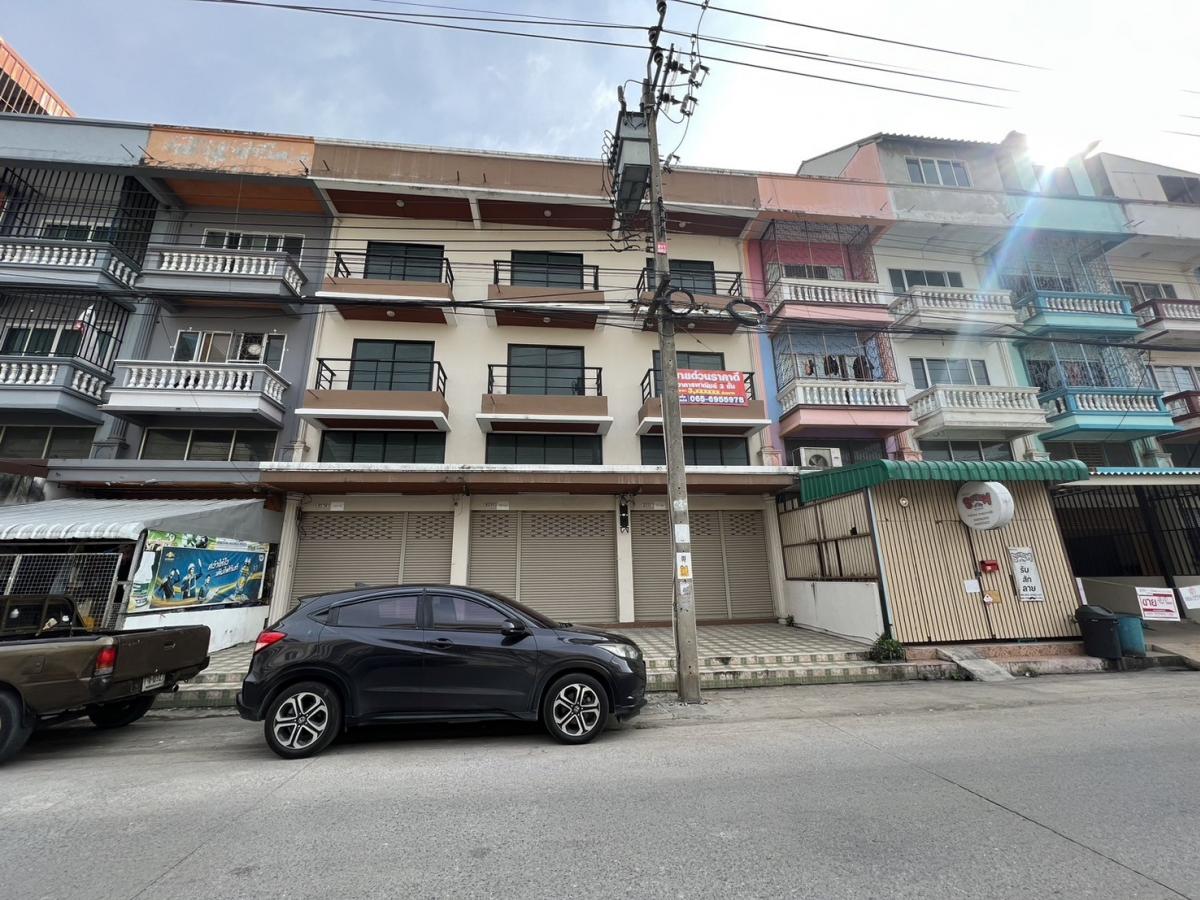 For SaleTownhouseNonthaburi, Bang Yai, Bangbuathong : Townhouse for sale, famous school, large school (5,000 students), Phra Mae Sakon Songkhro School, Nonthaburi area, crowded from 6 am to 12 midnight. Prime location for those who want to live and do business downstairs. Good location for business, lots of 