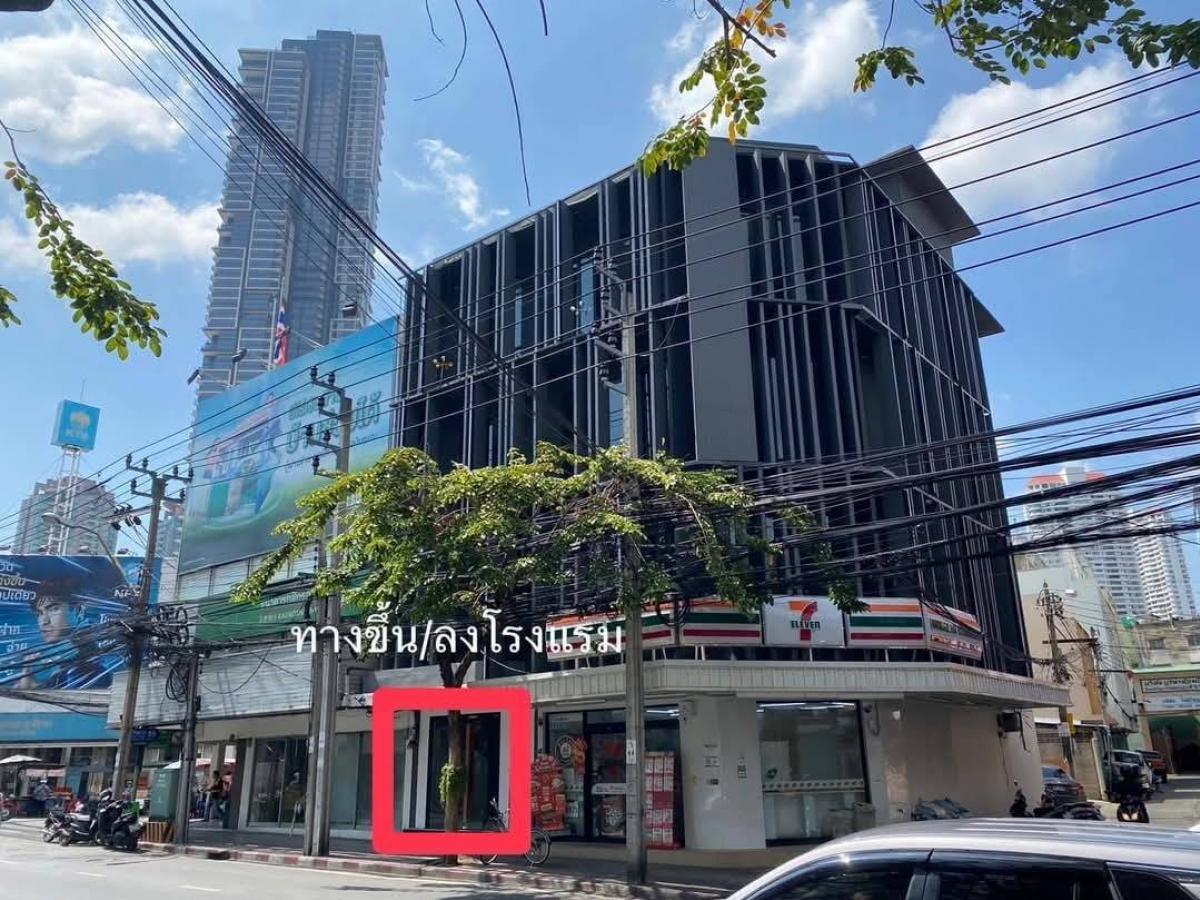 For LeaseholdHotel&Apartment BusinessPinklao, Charansanitwong : For Sale: Newly built hotel, loss price, cheap for sale, good location, long term 12 years, sleeping tiger eatsNewly built hostel, never been in service, ready for investors to manage immediately, located on Charoen Krung Road, near the Four Seasons Hot