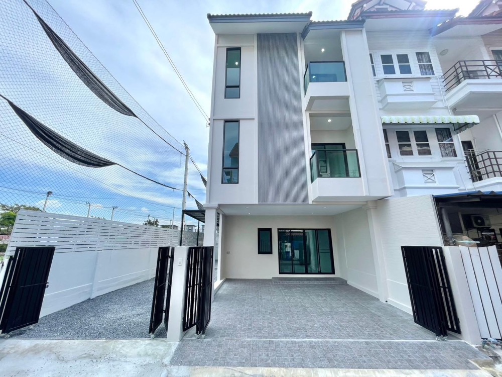 For SaleTownhouseOnnut, Udomsuk : Special price! 🏡 3-storey corner townhouse, ready to move in, near Punnawithi BTS! Beautiful house, newly decorated, complete functions to meet every lifestyle, with 3-car parking space on 30.7 sq.w. S2401-940