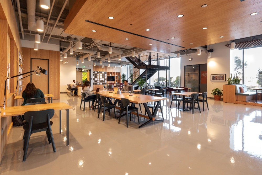 ให้เช่าสำนักงานราชเทวี พญาไท : Join a collaborative coworking environment in Spaces Vanit Place Aree