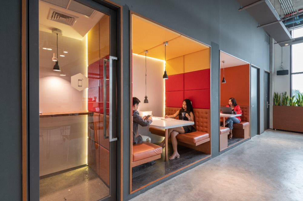 ให้เช่าสำนักงานคลองเตย กล้วยน้ำไท : Book a reserved coworking spot in Spaces Summer Hill