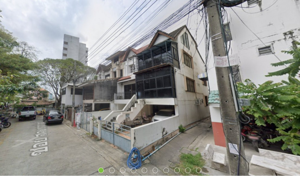 For SaleTownhouseLadprao101, Happy Land, The Mall Bang Kapi : Urgent! 3-storey townhouse on Sukonthasawat Road, Lat Phrao, a million cheaper than the market, near Chatuchak Park.