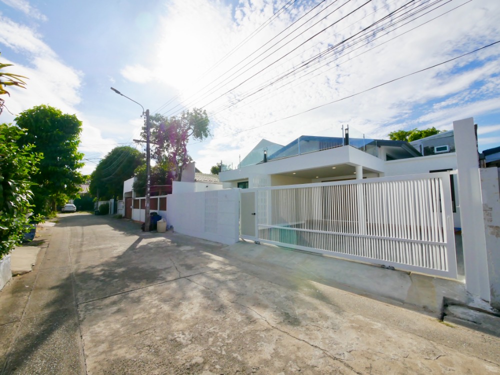 For SaleHousePattanakan, Srinakarin : Single-storey house for sale, Soi Phatthanakan 90 (can enter Soi On Nut 70/1), size 50 sq m, 3 bedrooms, 2 bathrooms, newly decorated throughout