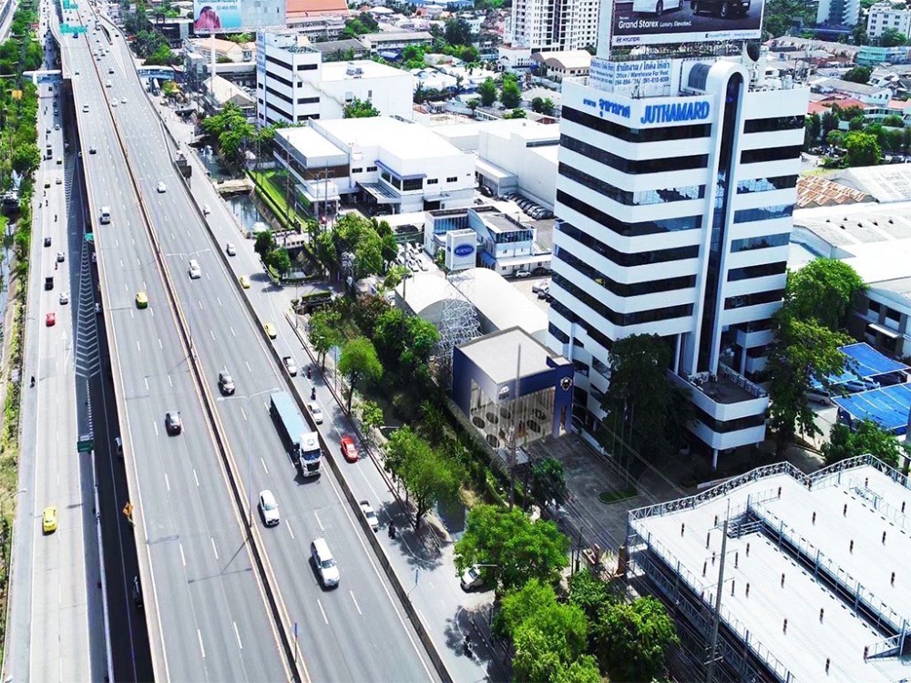 For RentShowroomVipawadee, Don Mueang, Lak Si : Office for rent in Chudamas Building with parking in a prime location on Vibhavadi Rangsit Road, near Don Mueang Expressway, Lak Si and Don Mueang Airport. Conveniently travel to the Northeast and North.