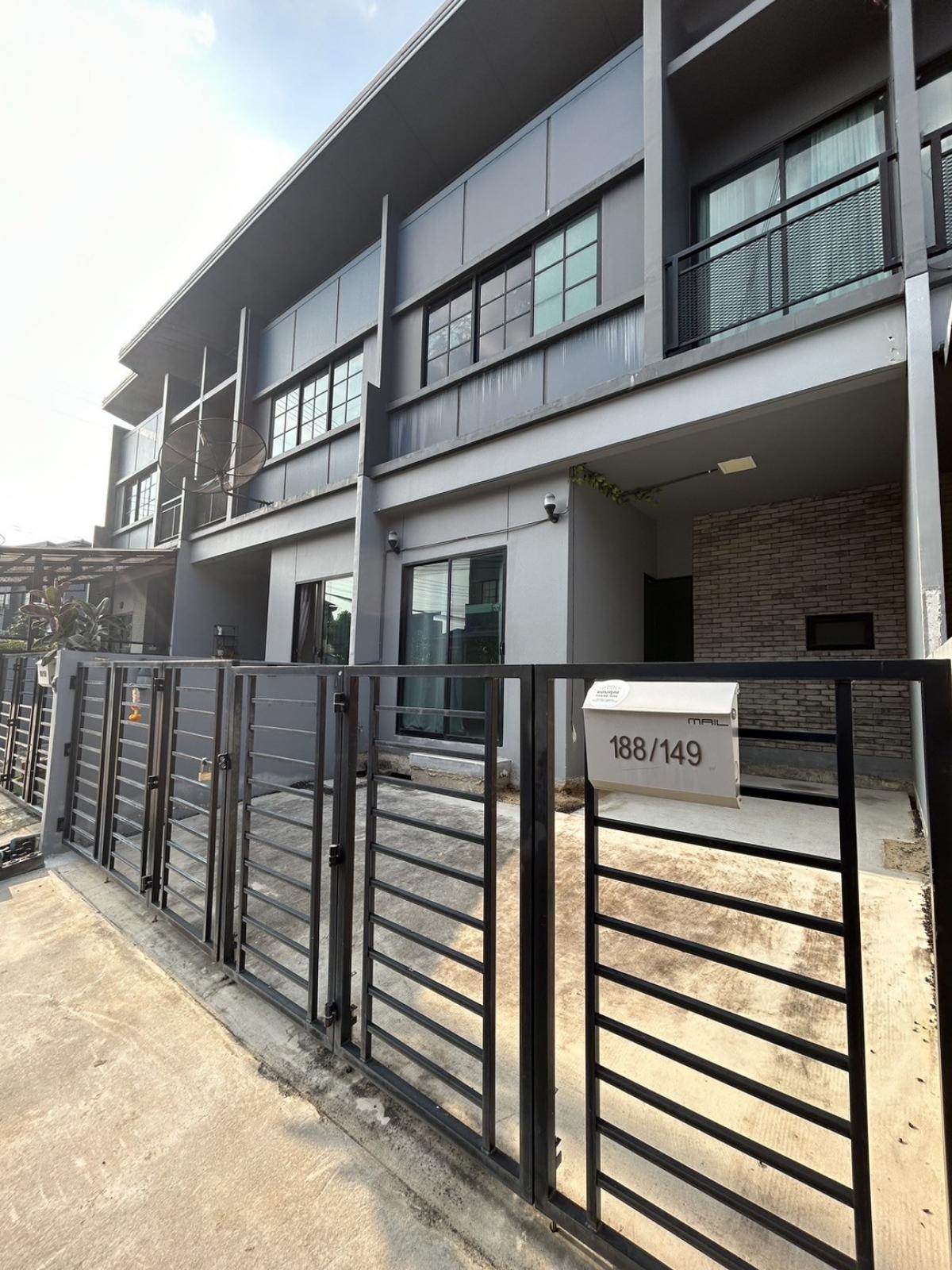 For RentTownhousePathum Thani,Rangsit, Thammasat : Townhouse Siri Place Rangsit BY Sansiri, 3 bedrooms, 3 bathrooms, size 16.2 sq m, on the main road