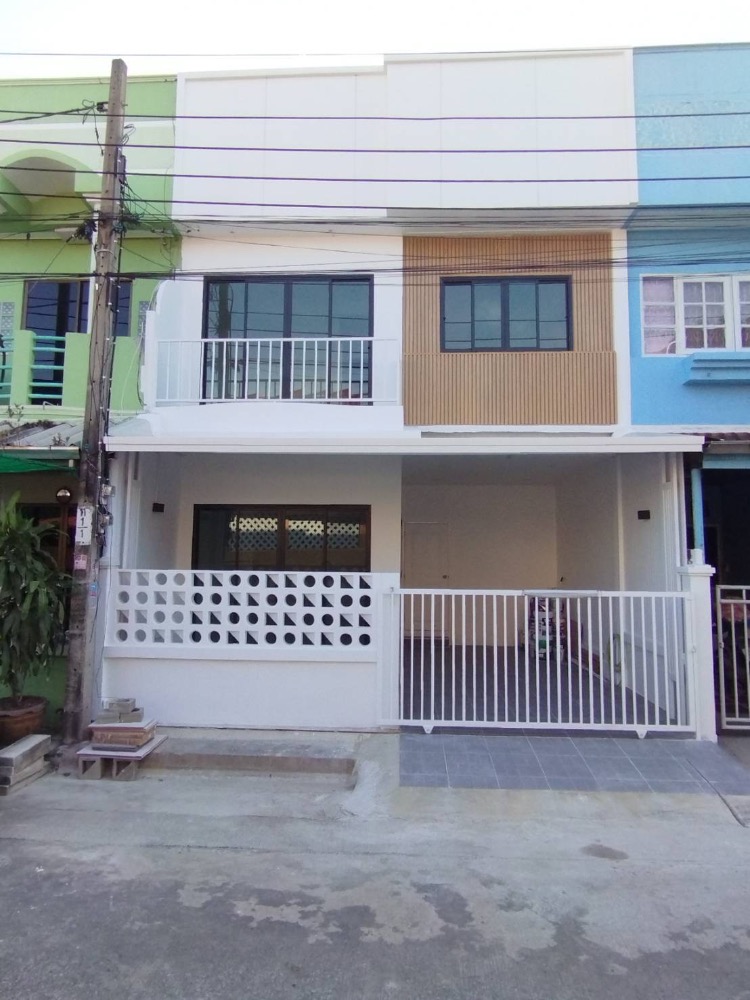 For SaleTownhomeBang kae, Phetkasem : Townhouse for sale, Nattakan Village, Phetkasem 112, can go to Lak Song MRT station.