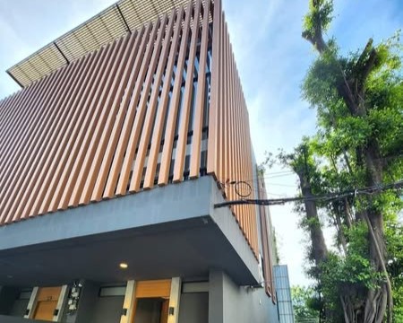 For RentTownhouseSukhumvit, Asoke, Thonglor : NEW STOCK 🐱 4-storey townhouse, comfortable, pet-friendly, in a potential location, Soi Ekkamai 23