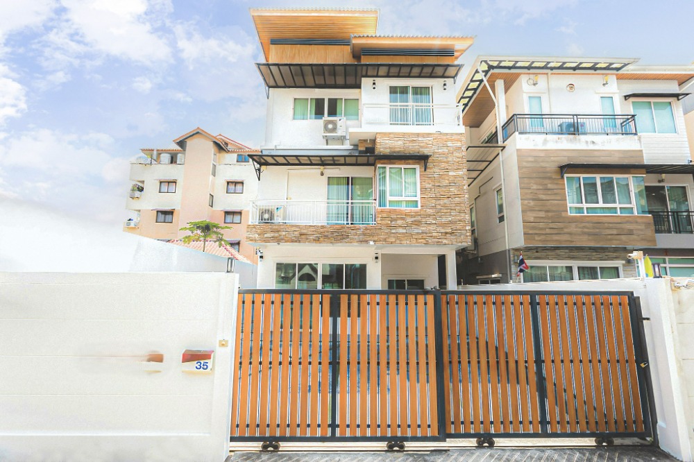 For SaleTownhouseLadprao101, Happy Land, The Mall Bang Kapi : CB083😍 For SELL Selling Townhome Townhome 3 floors🚪4 bedrooms🏢Lat Phrao🔔House area: 53.30 sq.wa🔔Usable area: 627.60 sq.m.💲Selling: 12,000,000฿📞O92-8676473,O65-9423251✅LineID:@newnormal