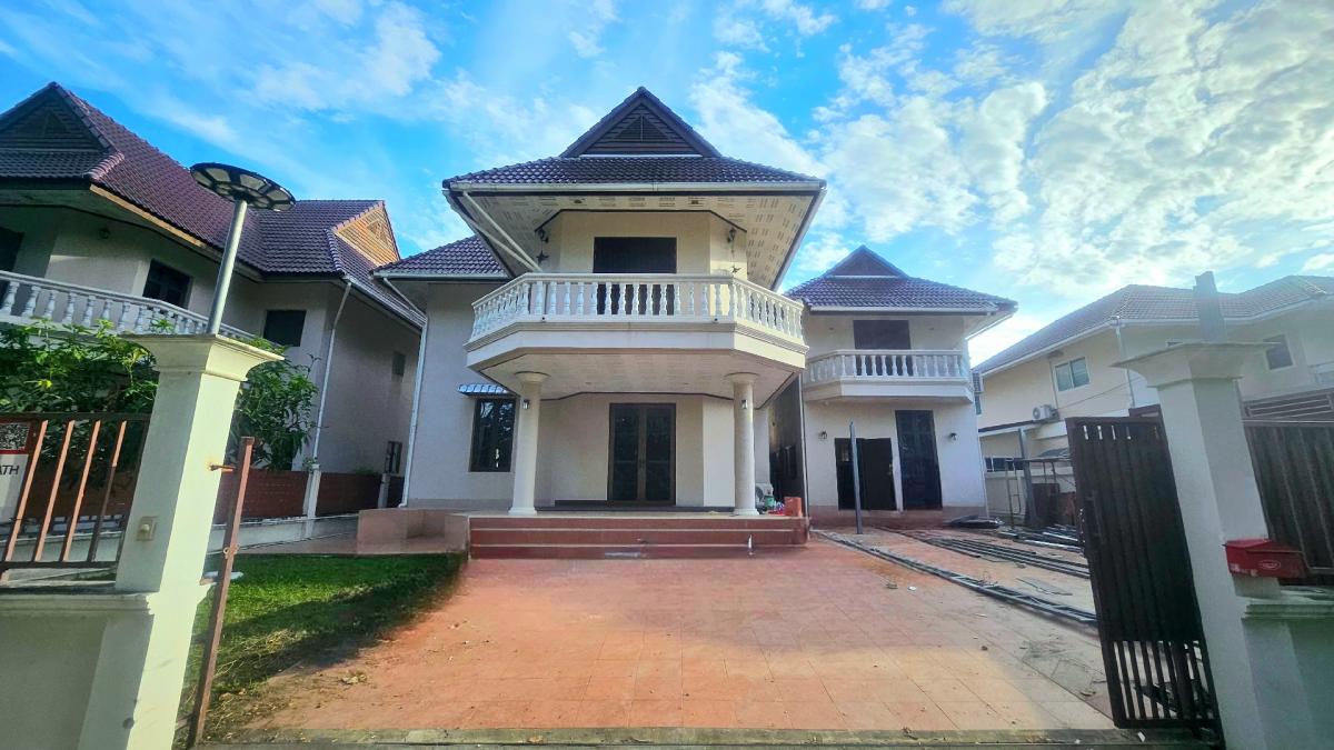 For RentHouseChiang Mai : 🏰 The castle for rent, a mansion for rent near Kad Ruamchok, Central Festival, a large area, entering the city in no more than 15 minutes.