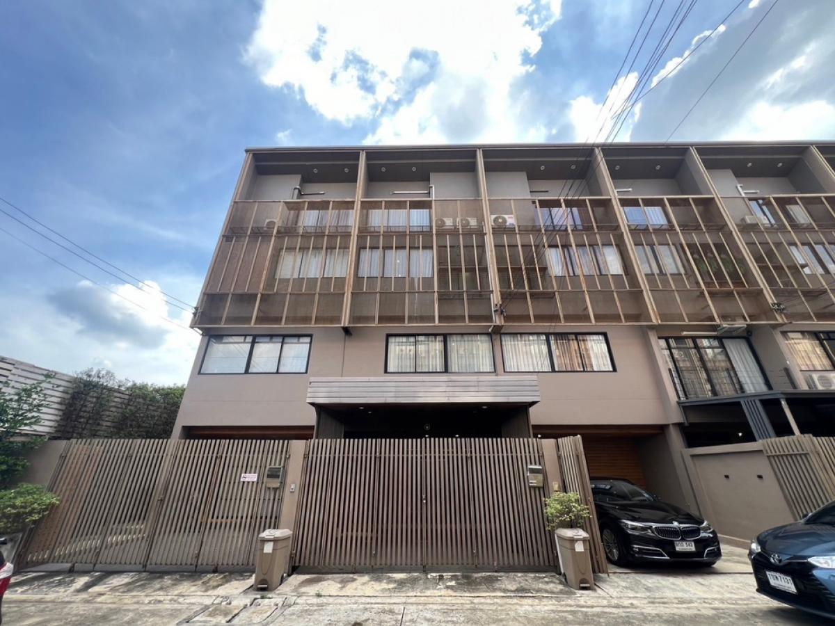 For SaleTownhouseChaengwatana, Muangthong : 🔱Line ID kruyarr Selling a townhouse with furniture, House Niche, Chaengwattana 🚗Near the Pink Line, Samakkhi Station 🚗Near Si Rat Expressway 👉House Niche, Chaengwattana, 3.5 floors, 5 meters wide, 3 bedrooms, 2 bathrooms