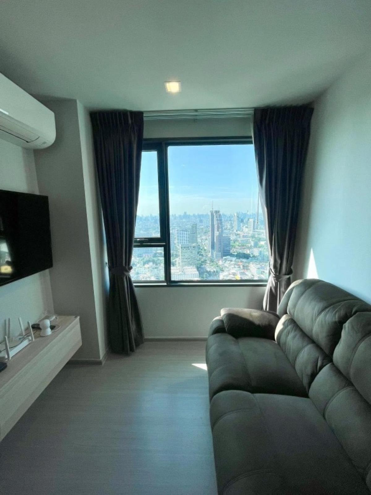 ขายคอนโดลาดพร้าว เซ็นทรัลลาดพร้าว : 📢👇Grab or gone. Good deal and good location (opposite Central Ladprao) , worth for living or investing, city view, corner unit , fully furnished