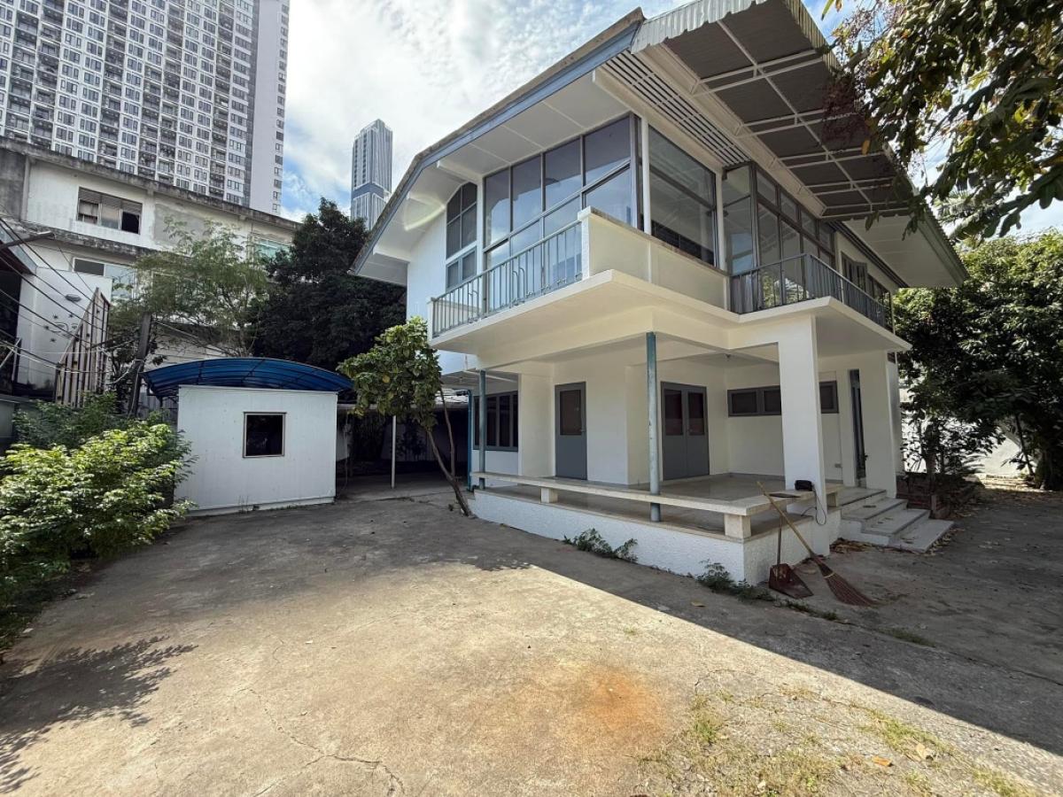 For RentHouseSukhumvit, Asoke, Thonglor : Single house for rent, Ekkamai 232 sq.w., 500 sq.m., 3 bedrooms, 3 bathrooms, near BTS Ekkamai, suitable for spa, cafe, restaurant