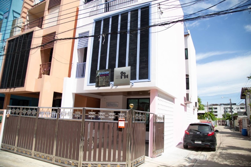 For SaleTownhouseLadprao, Central Ladprao : For sale: 3-storey townhouse, corner plot, Soi Lat Phrao 18, near MRT Lat Phrao and BTS Mo Chit